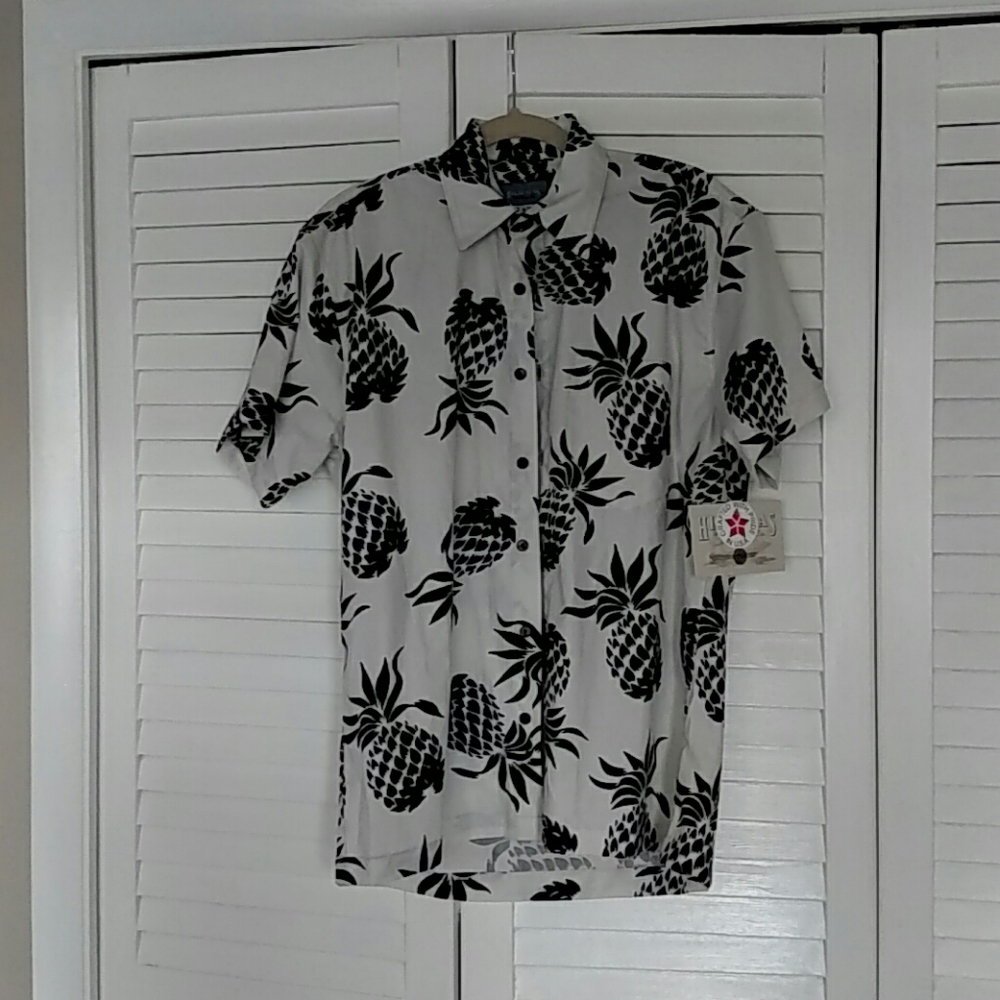 NWOT Hawaiian shirt pineapple print